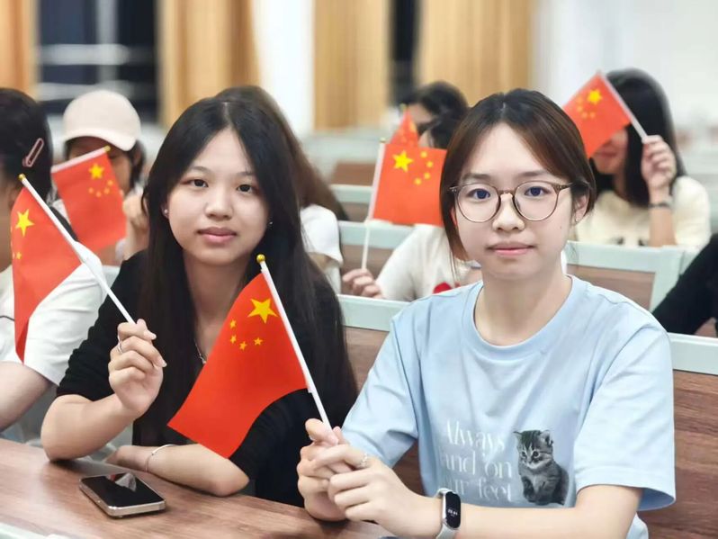 人艺动态|“重温峥嵘岁月，赓续红色血脉” 人文艺术系国庆观影活动顺利举办