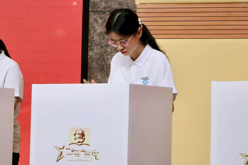 喜报｜人文艺术系双子荷、郑欣怡斩获佳绩！一 “马” 当先，以理论之光点亮青春