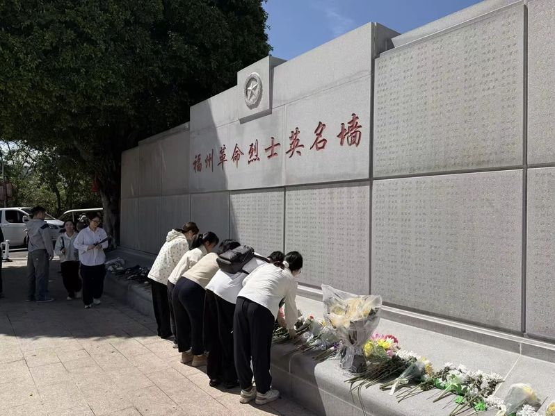 党团活动｜人文艺术系学生党员赴文林山革命烈士陵园开展清明祭扫活动